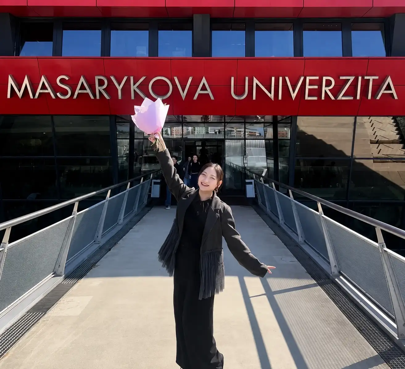ヨーロッパの街並みを歩く日本人医学生