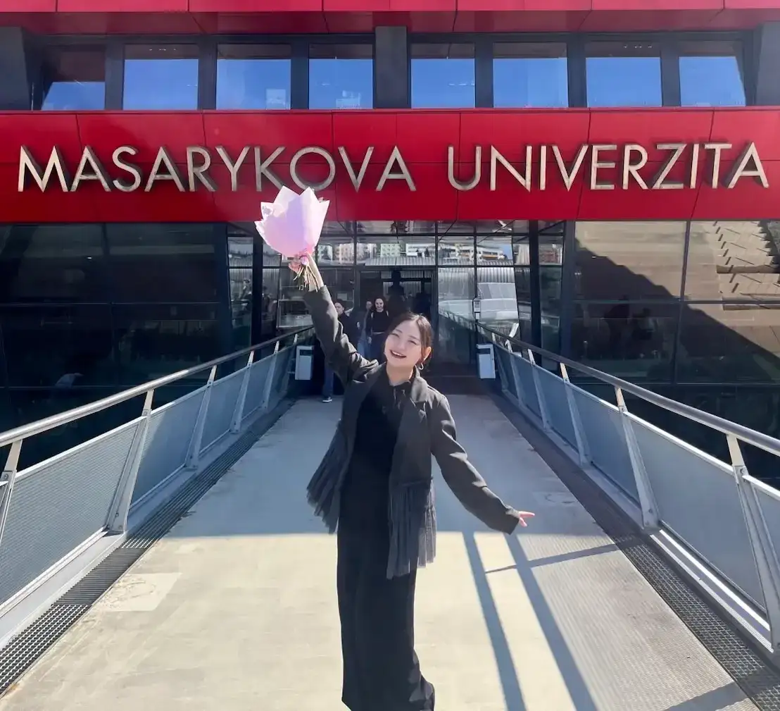 ヨーロッパの街並みを歩く日本人医学生