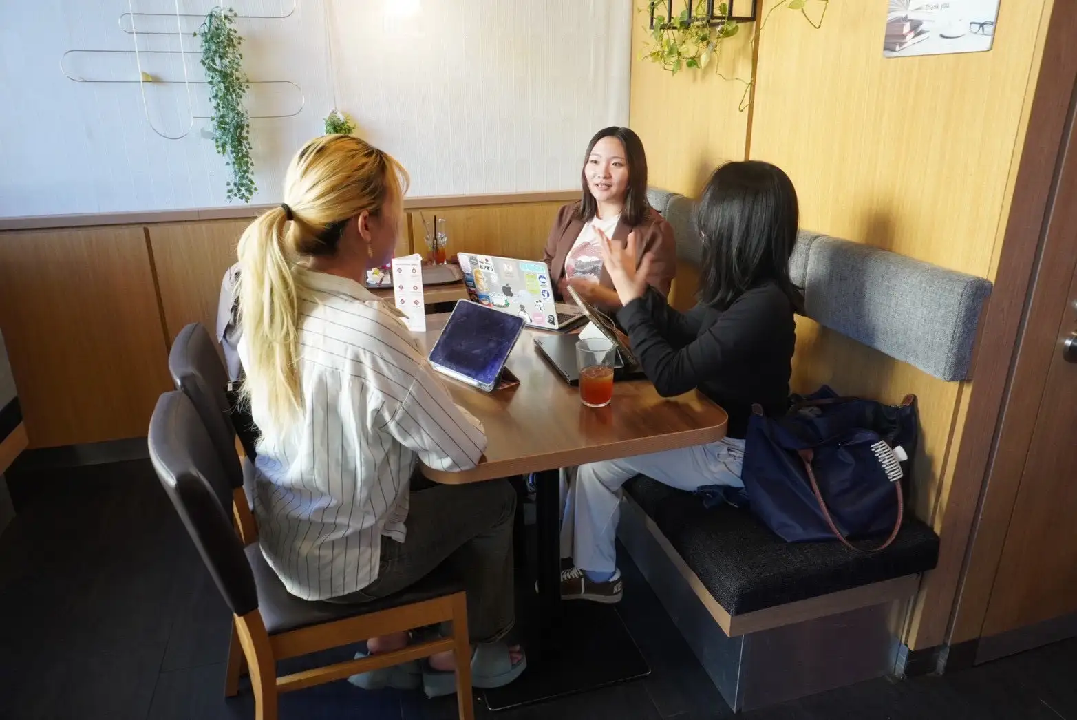 カフェで交流する多国籍の学生たち